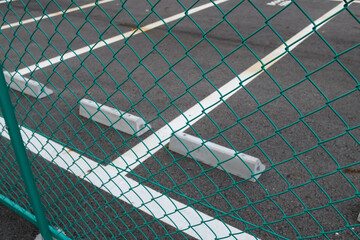 フェンス越しの駐車場