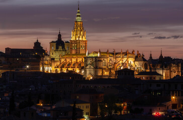 Fototapeta na wymiar Catedral de Toledo al atardecer e iluminada