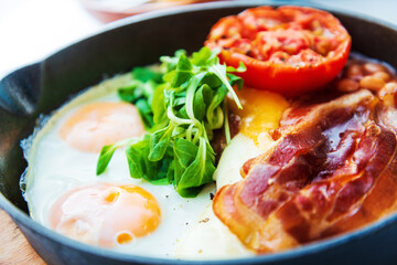 Classical English breakfast with egg and ham