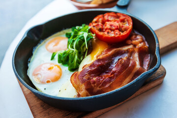 Classical English breakfast with egg and ham