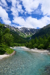 中部山岳国立公園、初夏の上高地。松本、長野、日本。６月下旬。
