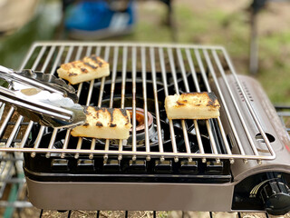 屋外でカセットコンロで焼く餅