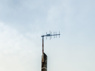 Antenna to provide communication by payphone against sky