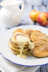 Obraz na płótnie Canvas Apple pancakes with vanilla sauce