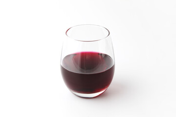 グラスに注いだ 赤ワイン 白背景