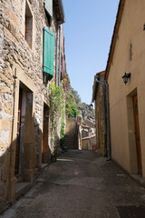 Peyre, village médiéval au dessus du Tarn, avec son église troglodytique en Aveyron.	
