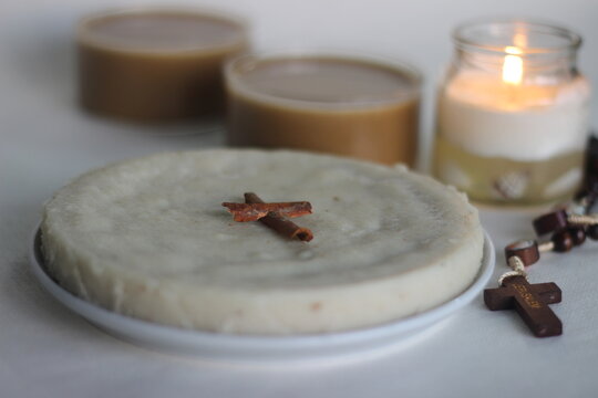 Unleavened rice cake made of of rice flour, garlic, lentils on Maundy Thursday in memory of Passover and the last supper. Christians from Kerala call this as Pesaha Appam or Kurishu appam