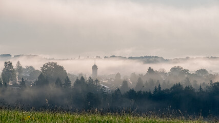 Dorf im Morgennebel