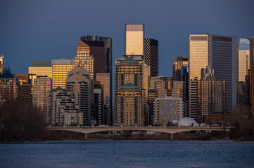 Obraz premium Calgary's skyline along the Bow River in the morning.