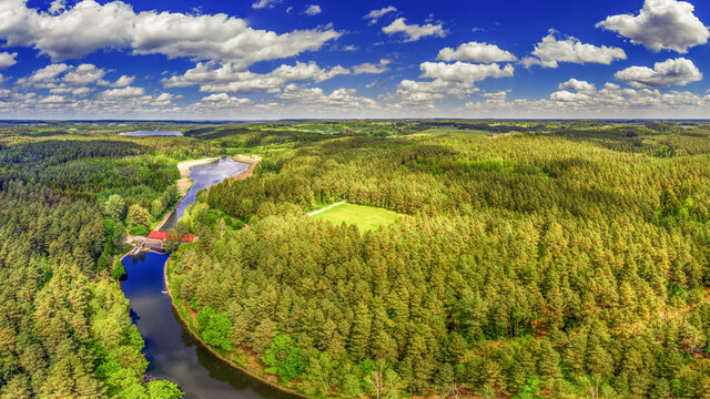 elektrownia wodna na rzece Łyna na Warmii w północno-wschodniej Polsce