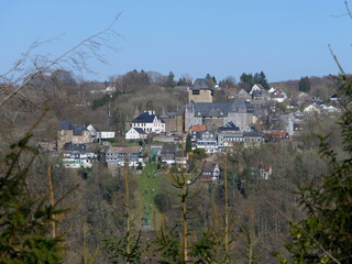 Obraz premium der Ort Burg mit Schloss