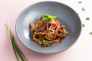 Stir fry noodles with vegetables and beef