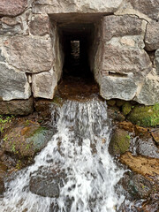 Zabytkowy przepust kamienny.