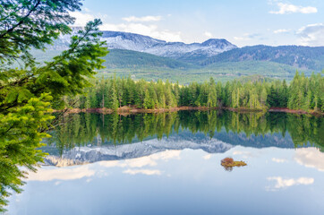 Fototapeta premium Majestic mountain lake in Canada.