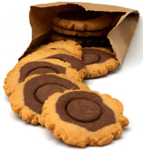 Deliciosas galletas da vainilla con chocolate hechas tradicionalmente a mano  en fondo negro