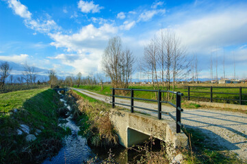 Ponticello, fossato e strada bianca