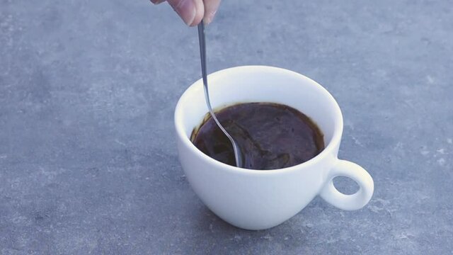 tasse de caf&eacute; soluble sur une table