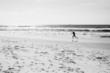 Fototapeta na wymiar running on the beach 