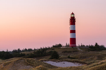 Leuchtturm und D&uuml;nen von Amrum zur goldenen Stunde
