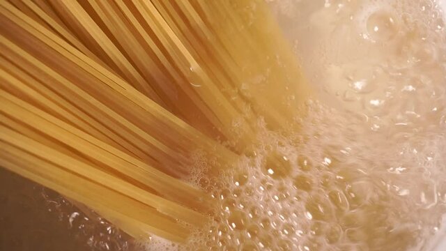 The spaghetti was put in boiling water. The spaghetti is cooked. Close-up