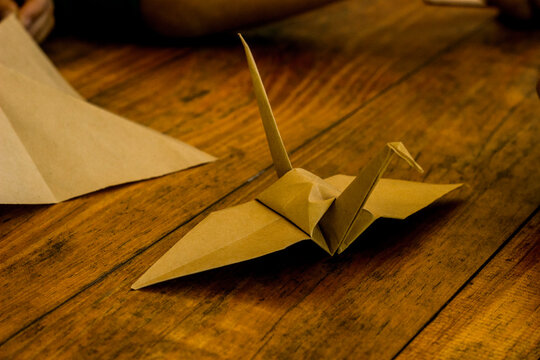 Origami de papel craft simulando ave o un pajaro