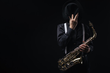 Artist with saxophone in studio - obrazy, fototapety, plakaty