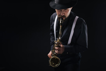 Man paying jazz on saxophone