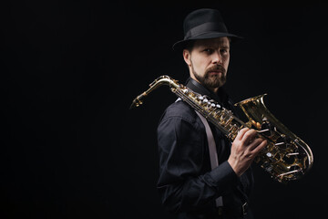 Naklejka premium Man with saxophone on shoulder
