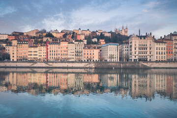 Fototapeta na wymiar bord de Saône à Lyon le matin: jolie vue sur le quartier Saint-Georges dans le quartier historique du Vieux Lyon