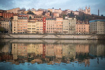 bord de Saône à Lyon le matin: jolie vue sur le quartier Saint-Georges dans le quartier historique du Vieux Lyon