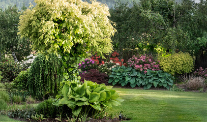 Fototapeta wiosenny ogród, piękny ogród, ogród, garden, beautiful garden, zielony ogród, nowoczesny ogród,  obraz