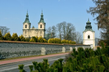 Fototapeta na wymiar Klasztor, Archiopactwo Ojcow Cystersow i Kosciol Wincentego Kadlubka w Jedrzejowie