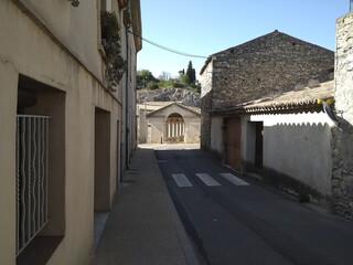 La rue du dieu Mithra, rue étroité bordée de murs en pierre, ville de Bourg Saint Andéol, département de l'Ardèche, France