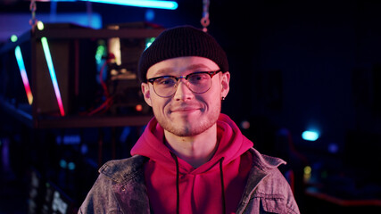 Obraz premium A close-up portrait of a young gamer guy in a computer club during a break in esports training