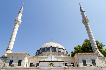 Fototapeta na wymiar Mezquita o Mosque en el barrio de Uskudar, ciudad de Estambul, pais de Turquia