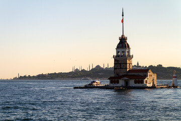 Torre de la Doncella o Torre de Leandro en el barrio de Uskudar, en la ciudad de Estambul, en el...
