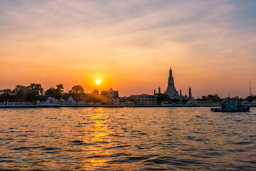 Fototapeta premium BANGKOK, THAILAND, 8 JANUARY 2020: Beautiful sunset over the Temple of Wat Arun