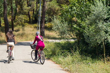 Naklejka premium Ciclismo o Cycling en Hybeliada o Adalar, en las Islas Principe, cerca de la ciudad de Estambul en el pais de Turquia