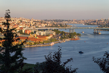 Obraz premium Panoramica, vista o skyline del Bosforo desde el Cementerio de Eyup en la ciudad de Estambul, pais de Turquia