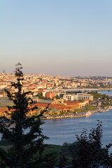 Panoramica, vista o skyline del Bosforo desde el Cementerio de Eyup en la ciudad de Estambul, pais de Turquia