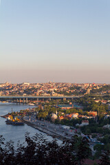 Fototapeta na wymiar Panoramica, vista o skyline del Bosforo desde el Cementerio de Eyup en la ciudad de Estambul, pais de Turquia