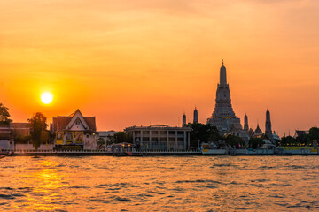 Fototapeta na wymiar BANGKOK, THAILAND, 8 JANUARY 2020: Beautiful sunset over the Temple of Wat Arun
