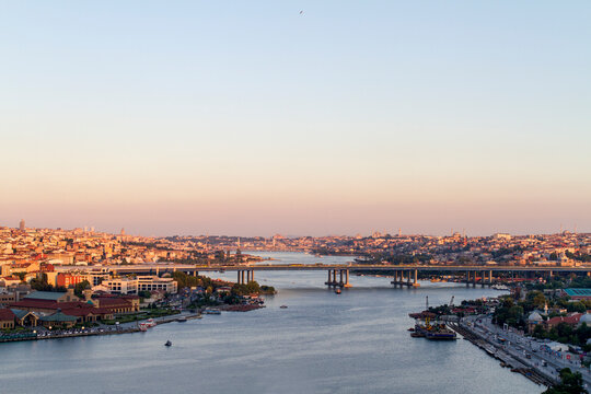 Panoramica, vista o skyline del Bosforo desde el Cementerio de Eyup en la ciudad de Estambul, pais de Turquia