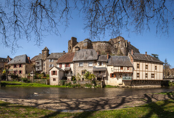 Ségur le Château (Corrèze, France) - Vue panoramique du village médiéval au bord de l'auvézère - 424589486