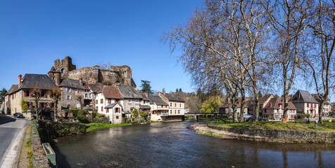 Fototapeta na wymiar Ségur le Château (Corrèze, France) - Vue panoramique du village médiéval au bord de l'auvézère