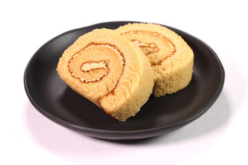 皿に盛ったロールケーキ