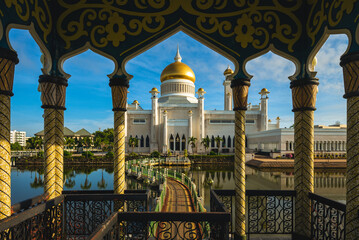 Omar Ali Saifuddien Mosque in Bandar Seri Begawan, brunei - obrazy, fototapety, plakaty