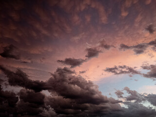 Obraz premium Romantic pink sunset sky after rain in the afternoon in Brisbane, Queensland, Australia