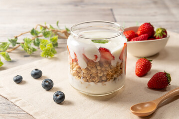 イチゴとシリアルのヨーグルト