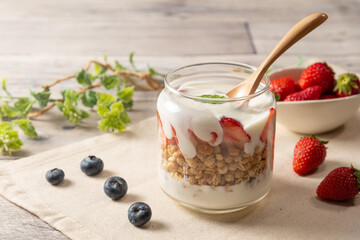 イチゴとシリアルのヨーグルト
